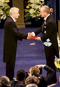 Hartwell accepts Nobel from Swedish King Gustaf