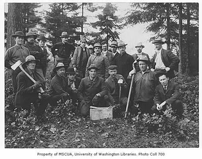 uw20403z, 1906 Campus Day showing students in wooded area, University of Washington.jpg