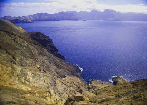 Isla Robinson Crusoe de Isla Santa Clara,  © Juan Fernandez Islands Conservancy, 2002