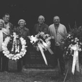  ILWU pensioners and auxiliary members at Shelby Dafron's grave. He was killed during the 1934 strike 