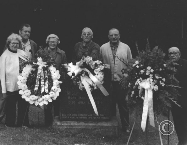  ILWU pensioners and auxiliary members at Shelby Dafron's grave. He was killed during the 1934 strike 