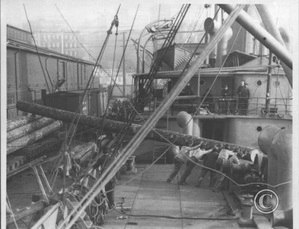 1907 loading masts at Milwaukee dock