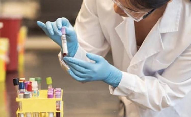 Female-scientist-test-tube 6 nia