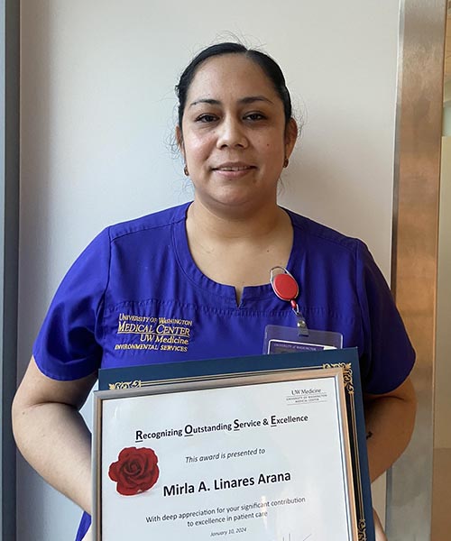 Mirla Linares holding her award