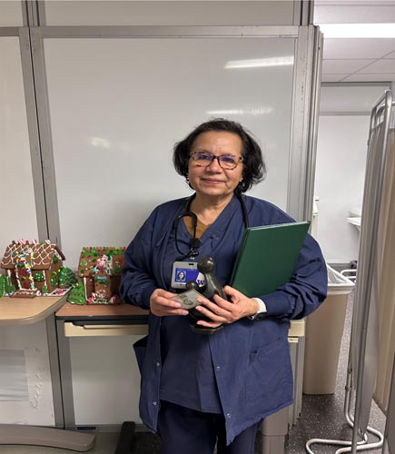 Mirtha Cuevas holding her DAISY award.