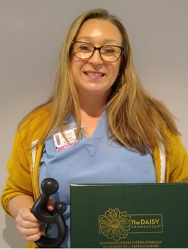 JoAnn Slater holding her DAISY award.